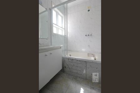 Casa à venda com 350m², 4 quartos e 5 vagasBanheiro da suíte 1