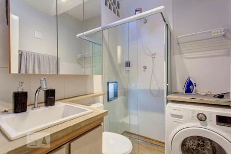Banheiro de kitnet/studio para alugar com 1 quarto, 28m² em República, São Paulo