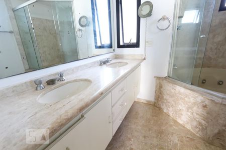 Apartamento à venda com 200m², 3 quartos e 3 vagas Apartamento à venda com 200m², 3 quartos e 3 vagasBanheiro da suíte 1