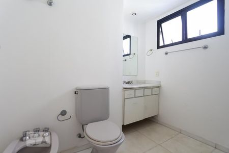 Apartamento à venda com 200m², 3 quartos e 3 vagas Apartamento à venda com 200m², 3 quartos e 3 vagasBanheiro da suíte 2