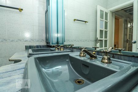 Casa à venda com 349m², 4 quartos e 2 vagasBanheiro