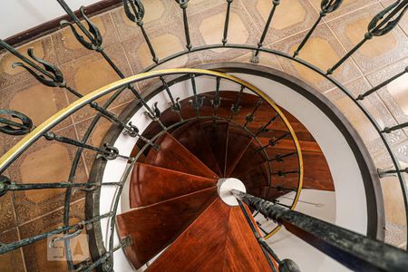 Casa à venda com 349m², 4 quartos e 2 vagasEscada