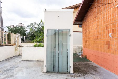 Casa à venda com 210m², 4 quartos e 2 vagas Casa à venda com 210m², 4 quartos e 2 vagasQuintal