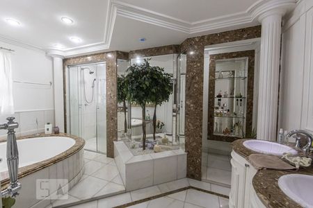 Apartamento à venda com 378m², 4 quartos e 5 vagasBanheiro Suite 4