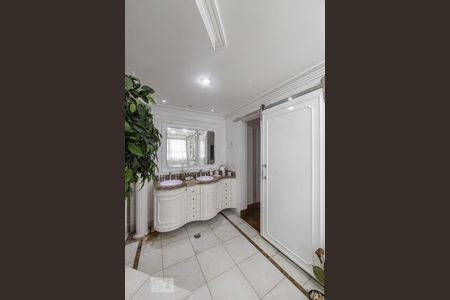 Apartamento à venda com 378m², 4 quartos e 5 vagasBanheiro Suite 4