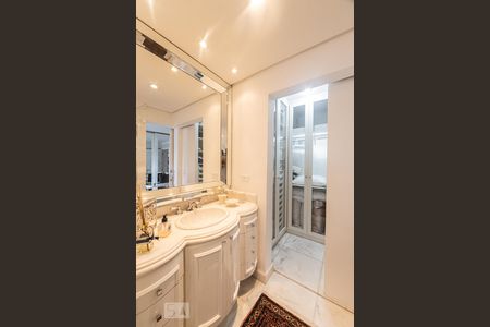 Apartamento à venda com 378m², 4 quartos e 5 vagasBanheiro da Suíte 2