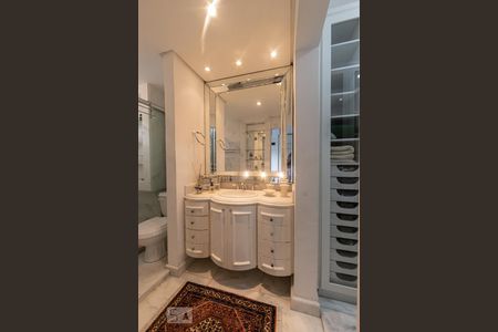 Apartamento à venda com 378m², 4 quartos e 5 vagasBanheiro da Suíte 2