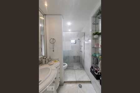 Apartamento à venda com 378m², 4 quartos e 5 vagasBanheiro Suite 1