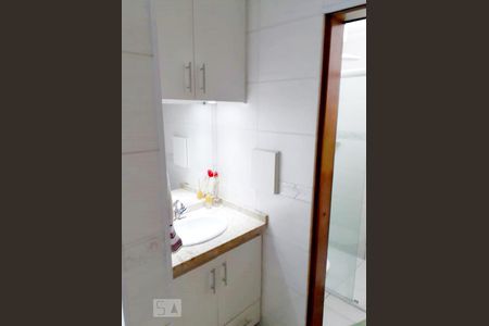 Banheiro de apartamento à venda com 2 quartos, 57m² em Vila Sabrina, São Paulo