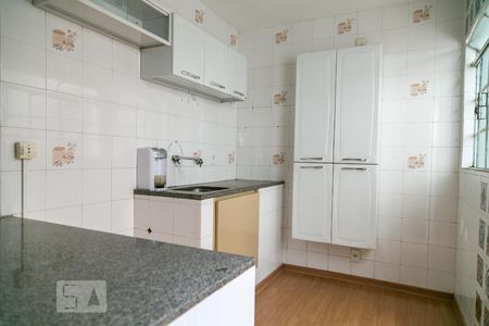 Cozinha de casa de condomínio à venda com 2 quartos, 60m² em Ipiranga, Belo Horizonte