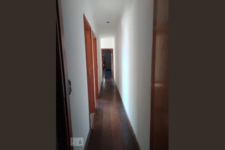 Casa à venda com 250m², 4 quartos e 2 vagas Casa à venda com 250m², 4 quartos e 2 vagasCorredor Quartos