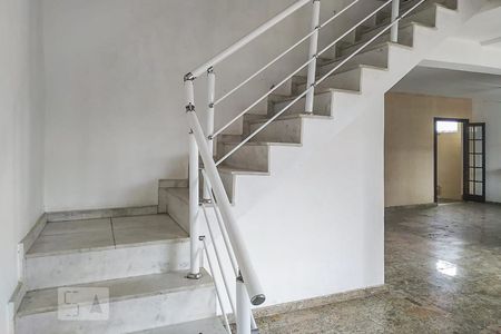 Escada de acesso aos quartos de casa à venda com 4 quartos, 250m² em Braz de Pina, Rio de Janeiro