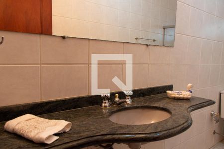 Casa à venda com 600m², 4 quartos e 6 vagasBanheiro Social 