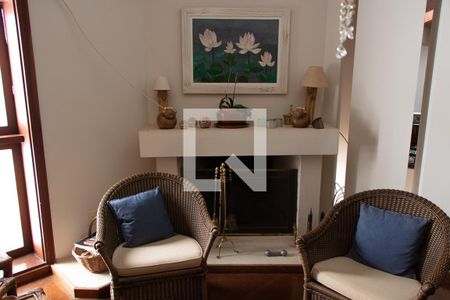 Casa à venda com 600m², 4 quartos e 6 vagasSala