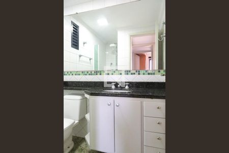 Apartamento à venda com 72m², 3 quartos e 2 vagas Apartamento à venda com 72m², 3 quartos e 2 vagasBanheiro da Suíte