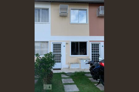 Casa de condomínio à venda com 65m², 2 quartos e 1 vagaFachada