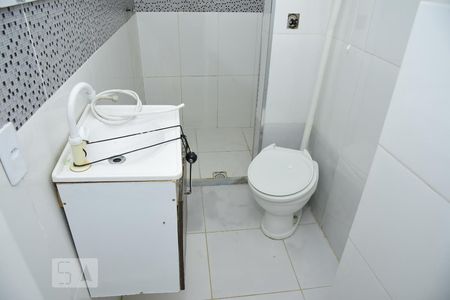 Banheiro de casa de condomínio para alugar com 2 quartos, 90m² em Freguesia, Rio de Janeiro