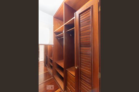 Apartamento à venda com 150m², 4 quartos e 3 vagas Apartamento à venda com 150m², 4 quartos e 3 vagasCloset
