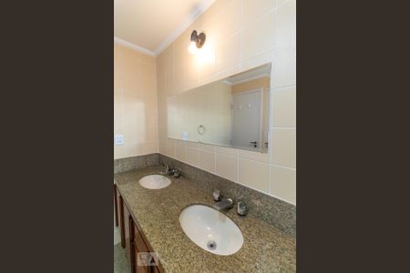 Apartamento à venda com 150m², 4 quartos e 3 vagas Apartamento à venda com 150m², 4 quartos e 3 vagasBanheiro da suíte 2