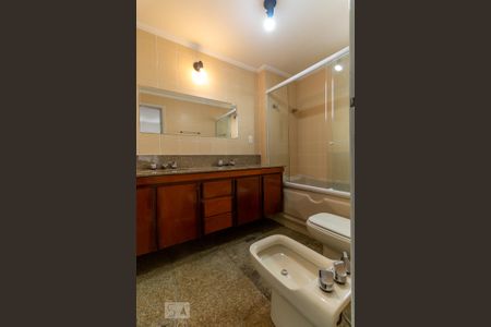 Apartamento à venda com 150m², 4 quartos e 3 vagas Apartamento à venda com 150m², 4 quartos e 3 vagasBanheiro da suíte 2