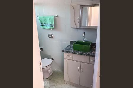 Banheiro de apartamento para alugar com 2 quartos, 70m² em Cristal, Porto Alegre