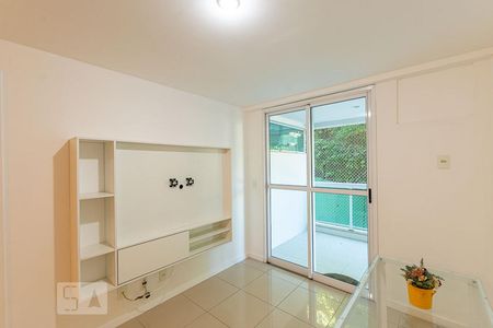Sala de TV de apartamento para alugar com 2 quartos, 90m² em Charitas, Niterói