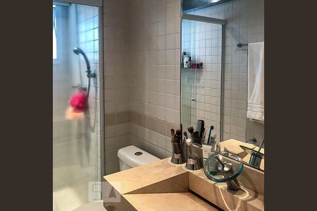 Banheiro de apartamento à venda com 1 quarto, 50m² em Vila Nova Conceição, São Paulo