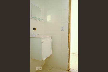 Banheiro de casa para alugar com 1 quarto, 45m² em Jardim Iva, São Paulo