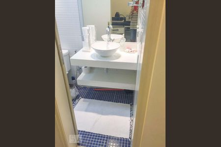 Banheiro de kitnet/studio para alugar com 1 quarto, 27m² em Cerqueira César, São Paulo