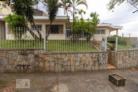 Casa à venda com 260m², 3 quartos e 2 vagas Casa à venda com 260m², 3 quartos e 2 vagasFachada