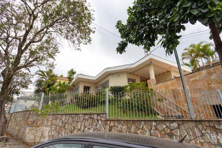Casa à venda com 260m², 3 quartos e 2 vagas Casa à venda com 260m², 3 quartos e 2 vagasFachada