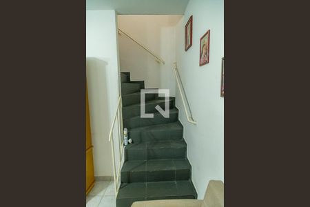 Casa à venda com 100m², 2 quartos e 2 vagasCorredor - Escada