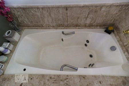 Casa à venda com 350m², 4 quartos e 5 vagasBanheiro Suíte 2