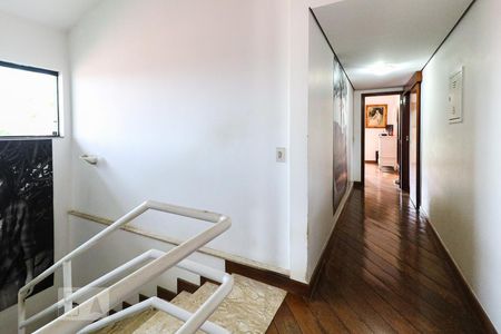 Casa à venda com 350m², 4 quartos e 5 vagasCorredor Quartos
