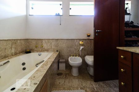 Casa à venda com 350m², 4 quartos e 5 vagasBanheiro Suíte 2