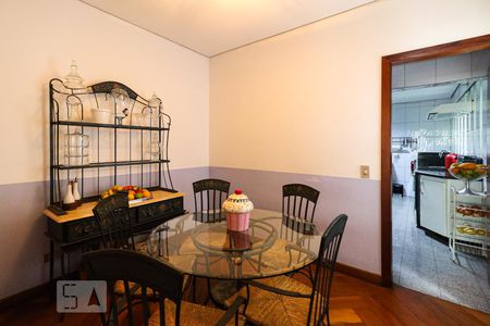 Casa à venda com 350m², 4 quartos e 5 vagasCopa