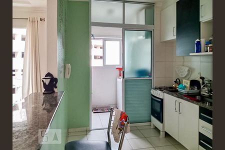 Cozinha de apartamento à venda com 2 quartos, 58m² em Jardim Tupanci, Barueri
