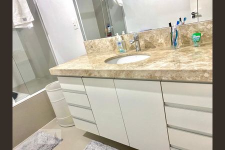 Apartamento à venda com 230m², 3 quartos e 2 vagasQuarto 1 - banheiro