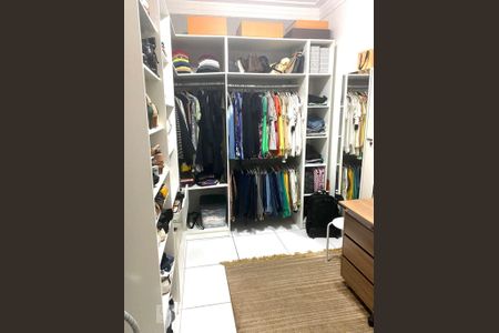 Apartamento à venda com 230m², 3 quartos e 2 vagasQuarto 1 - closet