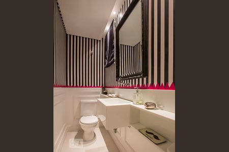 Lavabo de casa de condomínio à venda com 3 quartos, 280m² em Santo Amaro, São Paulo