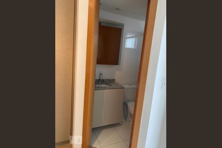 Banheiro de kitnet/studio para alugar com 1 quarto, 26m² em Centro, Curitiba