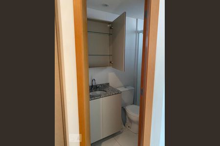 Banheiro de kitnet/studio para alugar com 1 quarto, 26m² em Centro, Curitiba