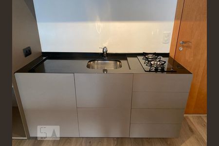 Balcão com pia e cooktop de kitnet/studio para alugar com 1 quarto, 26m² em Centro, Curitiba