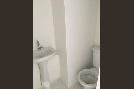 Banheiro de kitnet/studio para alugar com 1 quarto, 23m² em Lindóia, Curitiba