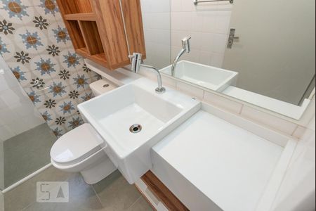 Banheiro de apartamento para alugar com 1 quarto, 44m² em Kobrasol, São José