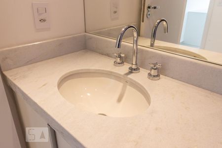 Detalhe do Banheiro do Corredor de apartamento para alugar com 2 quartos, 67m² em Empresarial 18 do Forte, Barueri