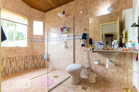 Casa de condomínio à venda com 388m², 3 quartos e 4 vagasBanheiro da suíte 1