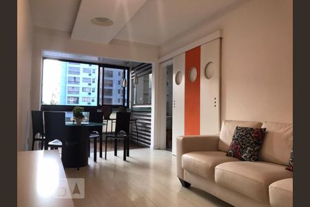 Sala de apartamento para alugar com 1 quarto, 62m² em Barra da Tijuca, Rio de Janeiro