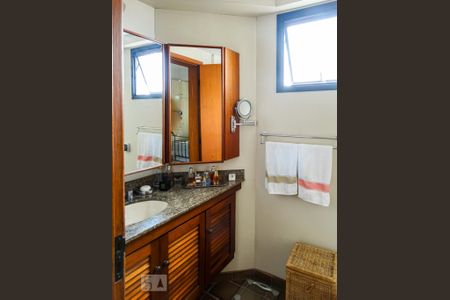 Banheiro da Suíte de apartamento à venda com 4 quartos, 176m² em Vila Nova Conceição, São Paulo