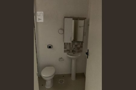 Banheiro de kitnet/studio para alugar com 1 quarto, 50m² em São João, Porto Alegre